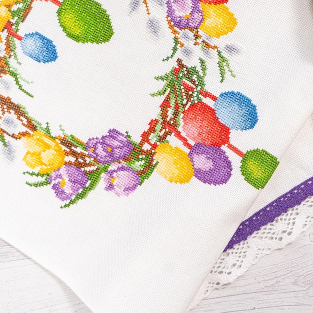 haft na materiale — zbliżenie kolorowego wzoru
